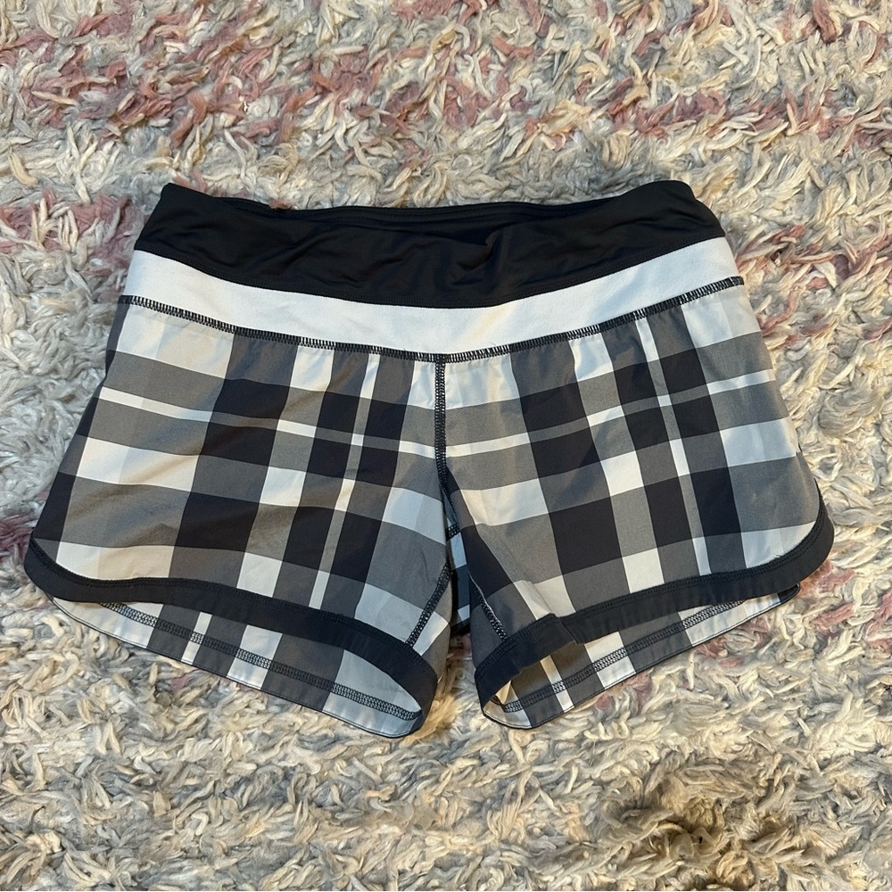 Lululemon gray plaid shorts 4